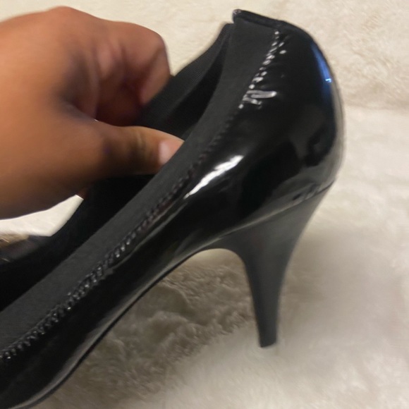 Tory Burch Caroline patent leather 3” heels with gold emblem size 9 - Picture 7 of 13